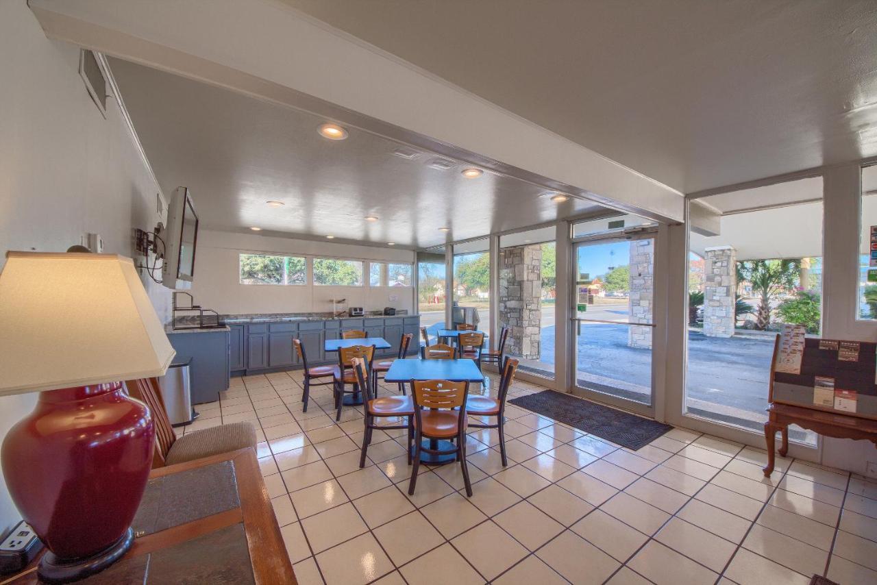 Americas Best Value Inn Uvalde Exterior foto
