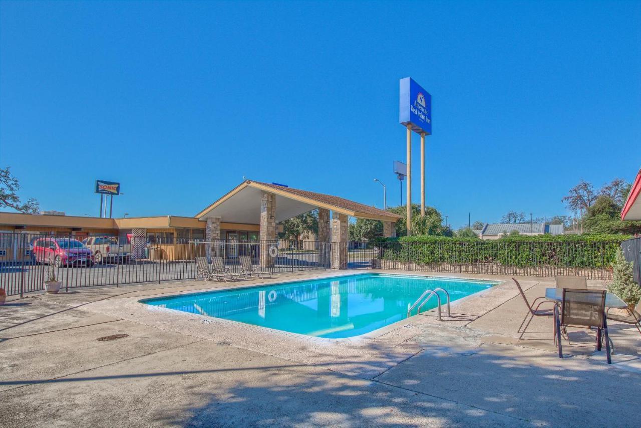 Americas Best Value Inn Uvalde Exterior foto