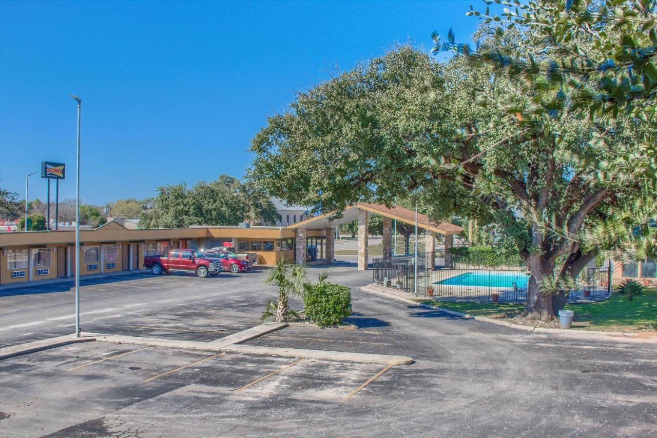 Americas Best Value Inn Uvalde Exterior foto