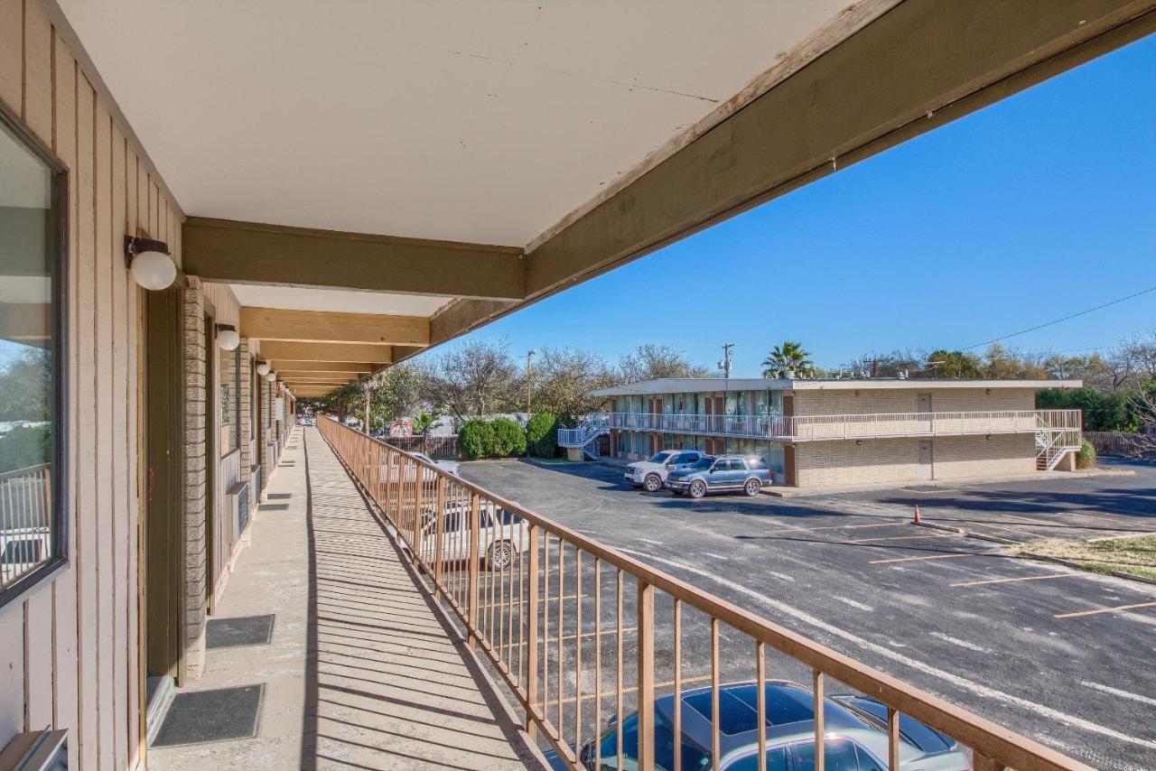 Americas Best Value Inn Uvalde Exterior foto